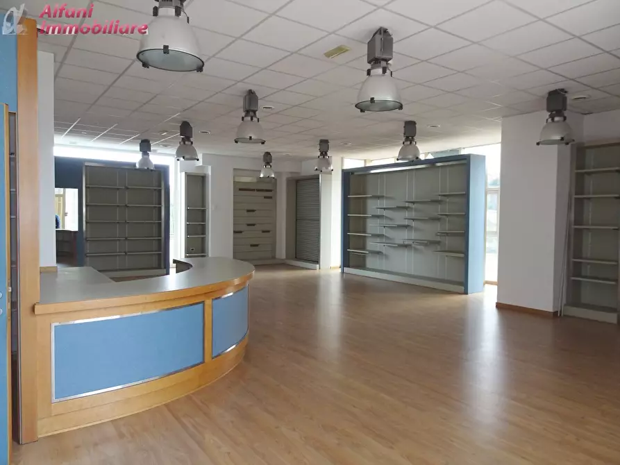 Immagine 2 di Locale commerciale in affitto  in IL PALAZZETTO a Bibbiena