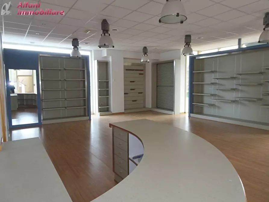 Immagine 6 di Locale commerciale in vendita  in VIA RIGNANO a Bibbiena