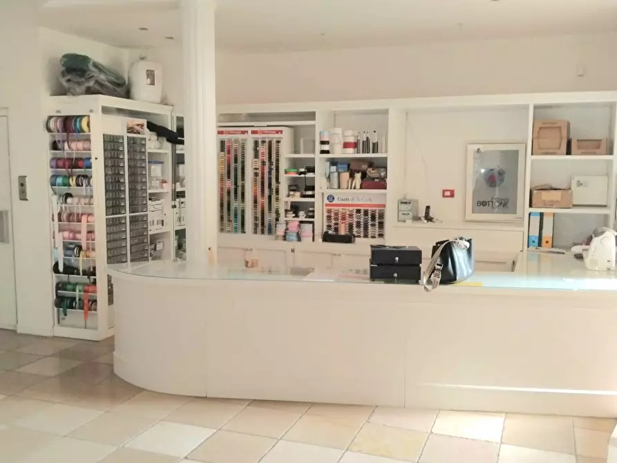 Immagine 4 di Locale commerciale in affitto  in LOC PALAZZETTO 11 a Bibbiena