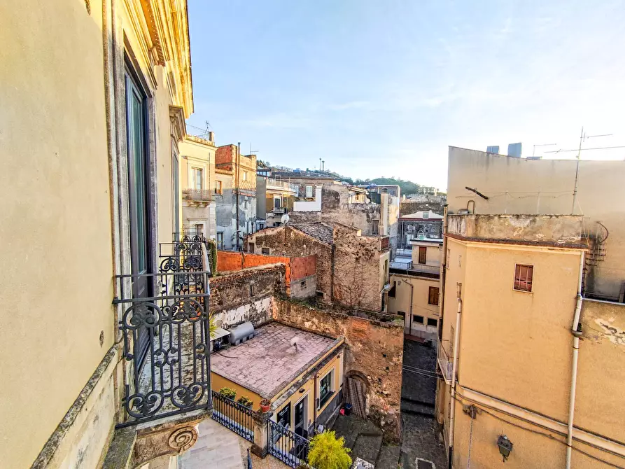 Immagine 41 di Villa in vendita  in Piazza Enrico Cimbali snc a Bronte