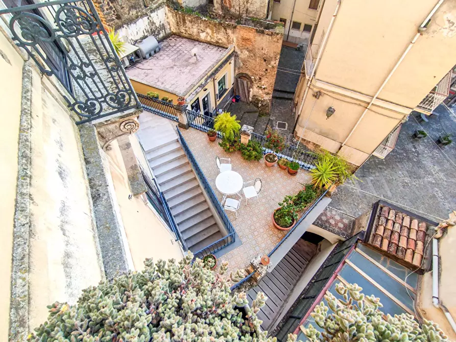 Immagine 42 di Villa in vendita  in Piazza Enrico Cimbali snc a Bronte