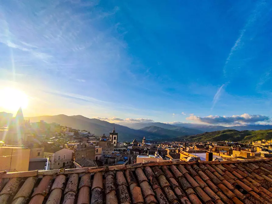 Immagine 47 di Villa in vendita  in Piazza Enrico Cimbali snc a Bronte