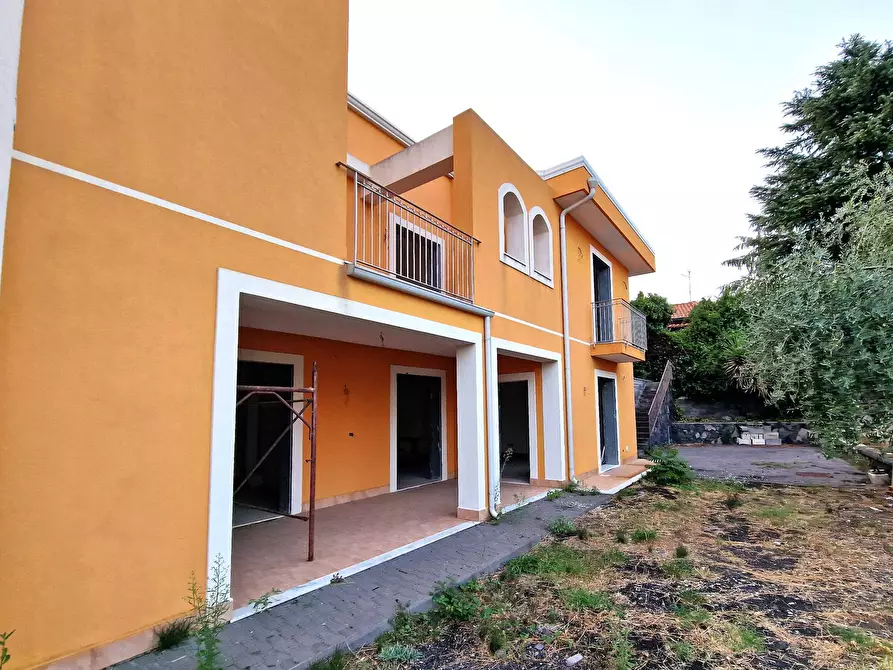 Immagine 1 di Villa in vendita  in via padre pio snc a Gravina Di Catania