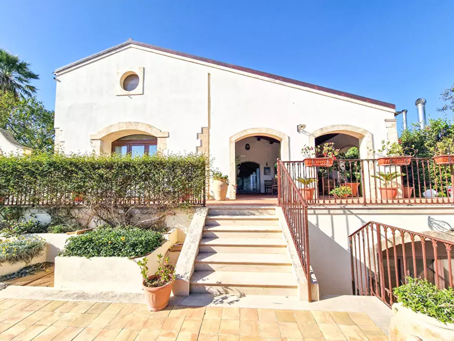 Immagine 1 di Villa in vendita  in Viale Del Lavoro snc a Scicli