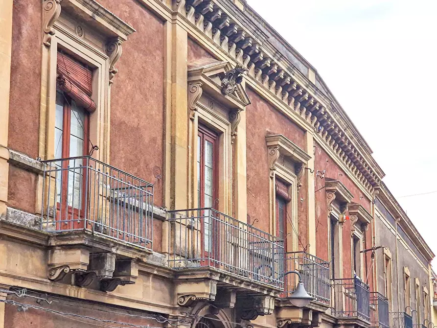 Immagine 4 di Palazzo in vendita  in Via Scalilla snc a Gravina Di Catania