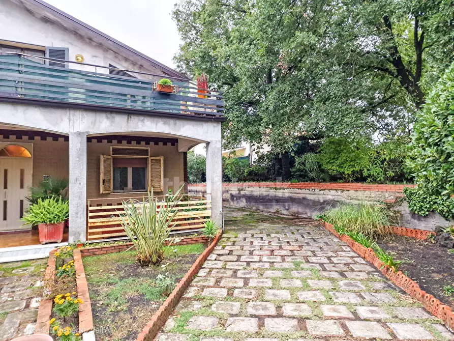 Immagine 3 di Villa in vendita  in Tarderia snc a Gravina Di Catania