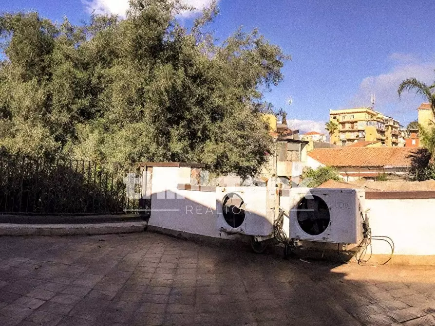 Immagine 26 di Villa in vendita  in Via De Caro a Catania