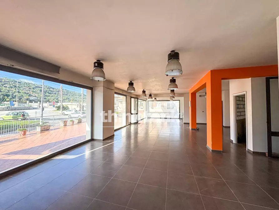 Immagine 4 di Locale commerciale in vendita  in Via Giovanni falcone a Buccheri