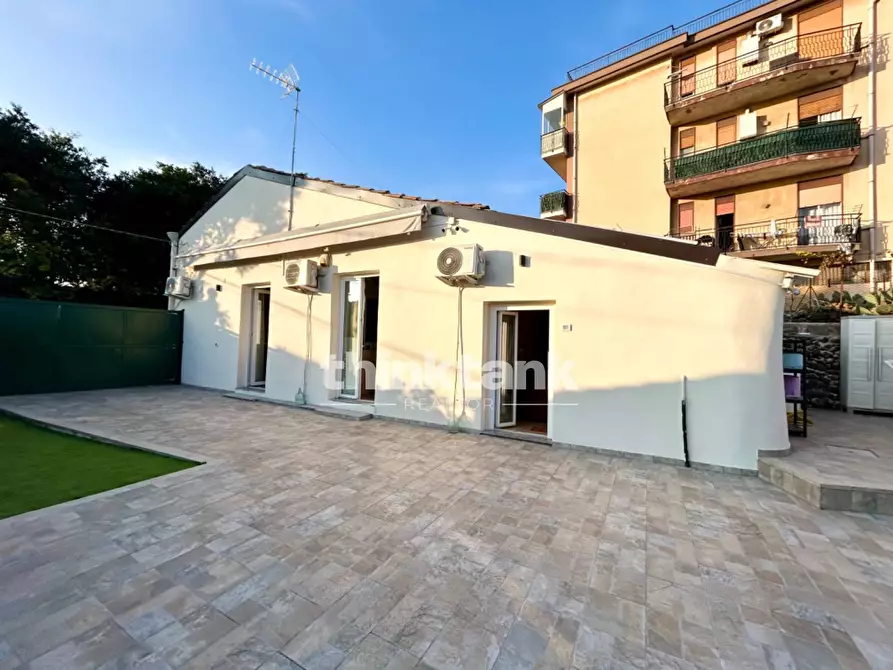 Immagine 1 di Villa in vendita  in Via Gramsci a Gravina Di Catania