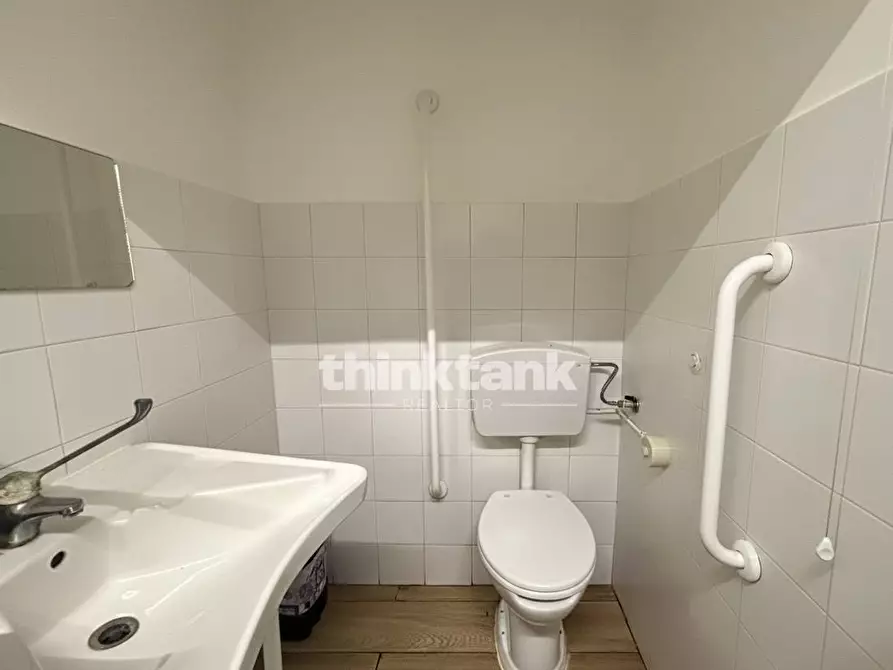 Immagine 23 di Locale commerciale in vendita  in corso umberto 1 a Siracusa