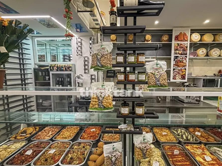 Immagine 3 di Locale commerciale in vendita  in corso umberto 1 a Siracusa