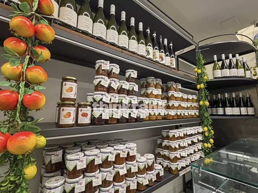 Immagine 4 di Locale commerciale in vendita  in corso umberto 1 a Siracusa