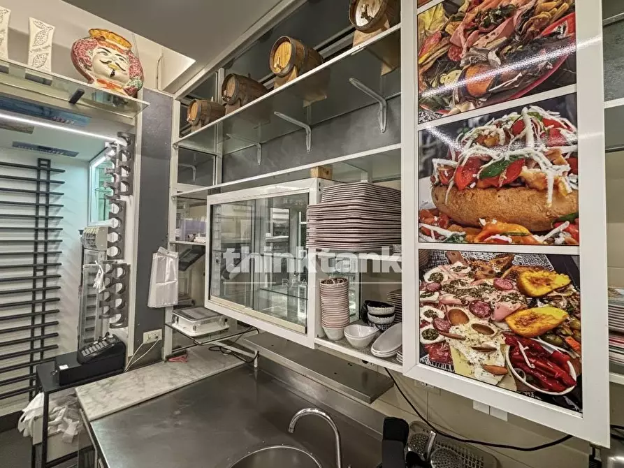 Immagine 11 di Locale commerciale in vendita  in corso umberto 1 a Siracusa