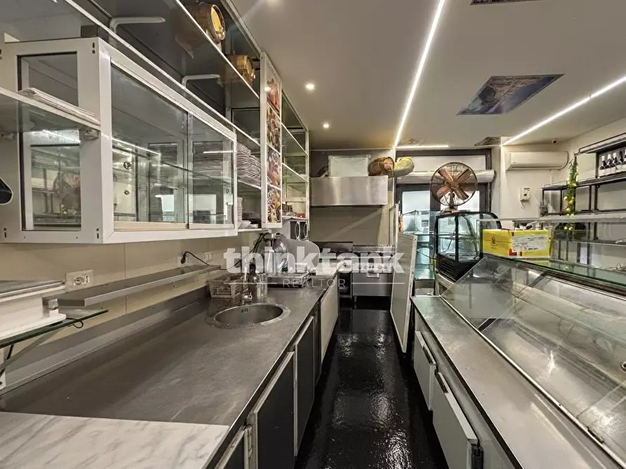 Immagine 9 di Locale commerciale in vendita  in corso umberto 1 a Siracusa