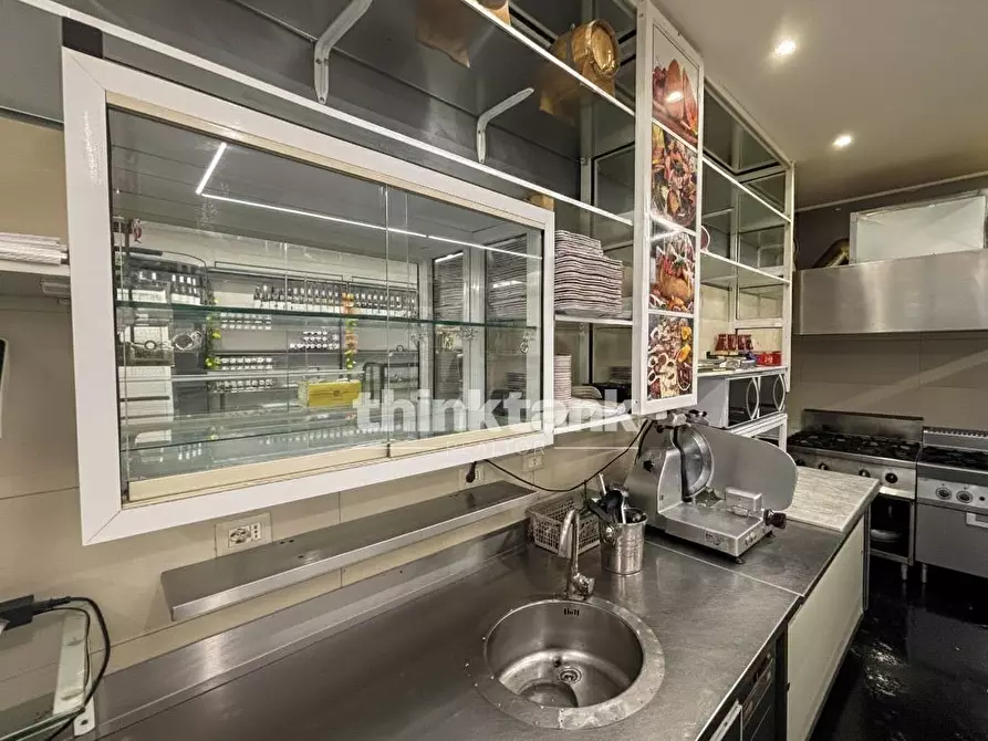 Immagine 12 di Locale commerciale in vendita  in corso umberto 1 a Siracusa