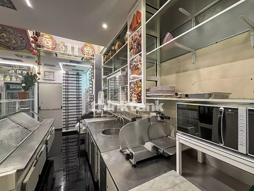 Immagine 8 di Locale commerciale in vendita  in corso umberto 1 a Siracusa