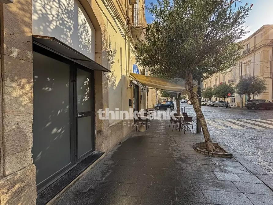 Immagine 29 di Locale commerciale in vendita  in corso umberto 1 a Siracusa