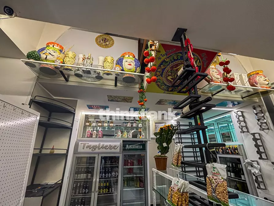 Immagine 19 di Locale commerciale in vendita  in corso umberto 1 a Siracusa