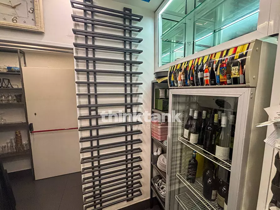 Immagine 13 di Locale commerciale in vendita  in corso umberto 1 a Siracusa