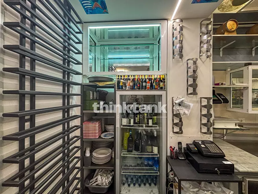 Immagine 15 di Locale commerciale in vendita  in corso umberto 1 a Siracusa