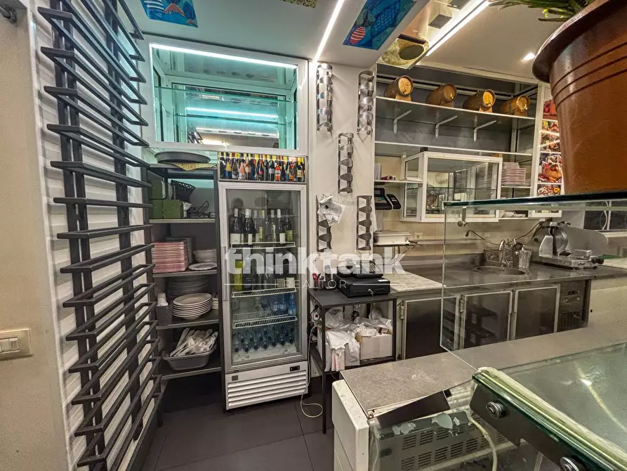 Immagine 14 di Locale commerciale in vendita  in corso umberto 1 a Siracusa