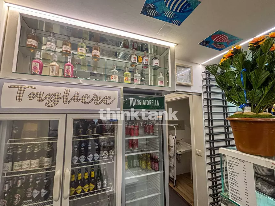 Immagine 17 di Locale commerciale in vendita  in corso umberto 1 a Siracusa