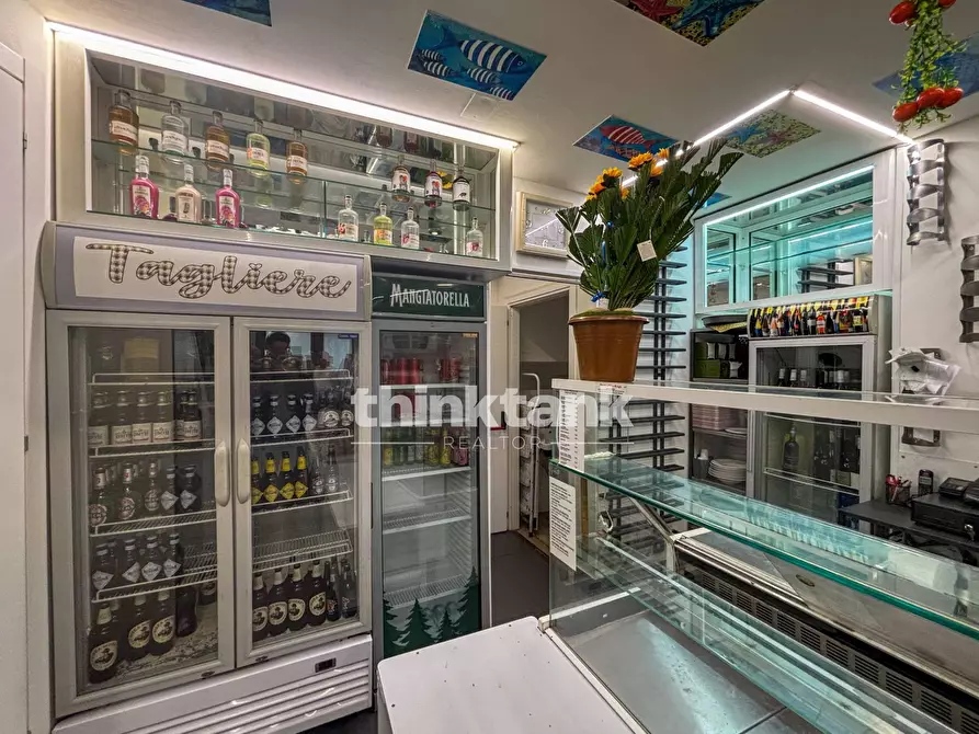 Immagine 18 di Locale commerciale in vendita  in corso umberto 1 a Siracusa