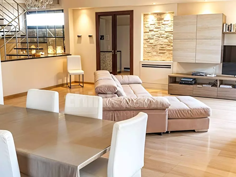 Immagine 15 di Villa in vendita  in canfarella snc a Gravina Di Catania