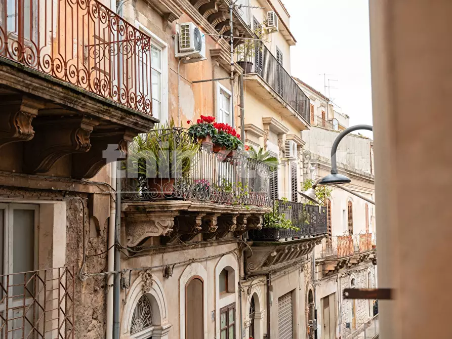 Immagine 33 di Palazzo in vendita  in via vittorio veneto snc a Modica