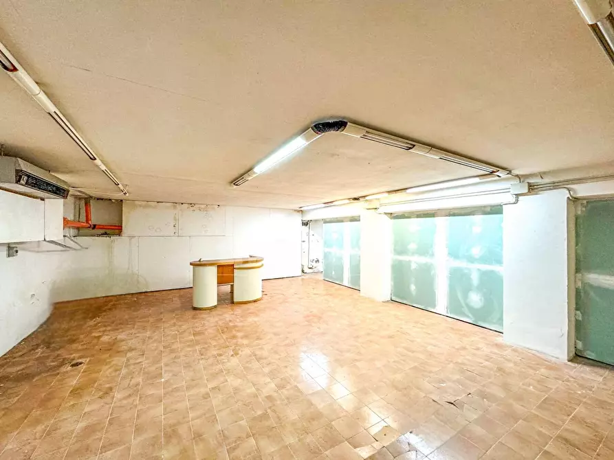 Immagine 10 di Locale commerciale in vendita  in Via Tisia a Siracusa