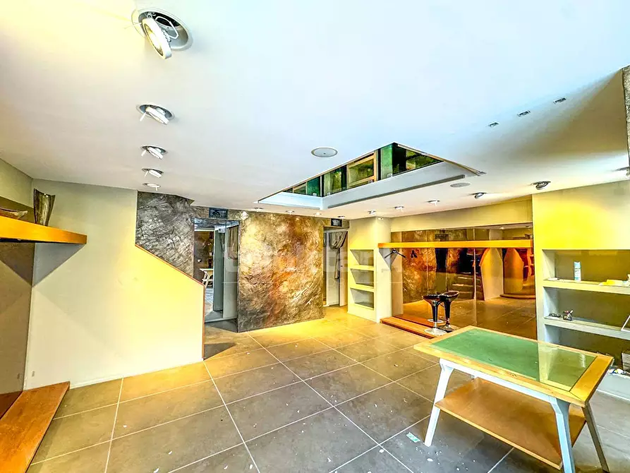 Immagine 2 di Locale commerciale in vendita  in Via Tisia a Siracusa