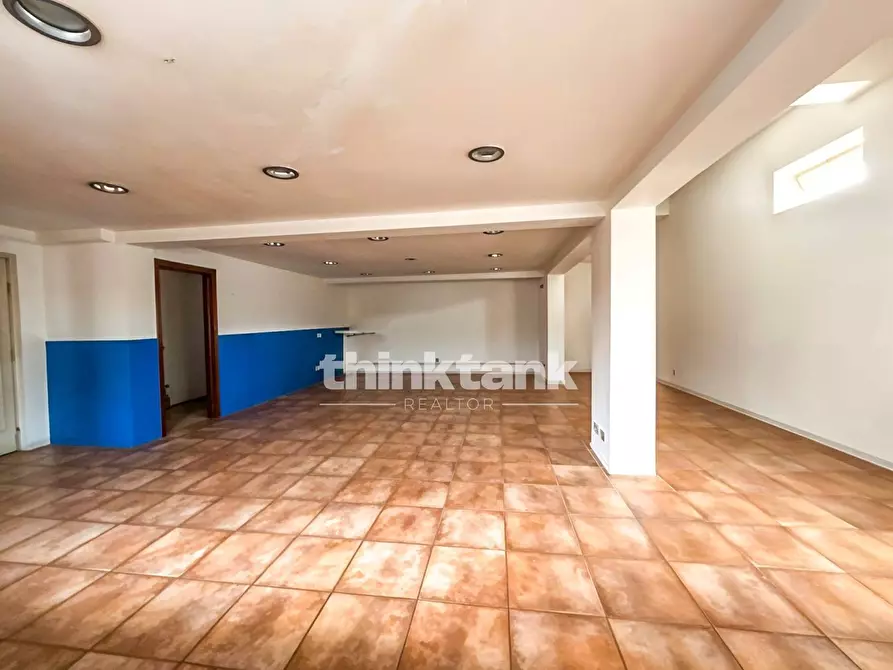 Immagine 2 di Locale commerciale in vendita  in corso sicilia a Gravina Di Catania