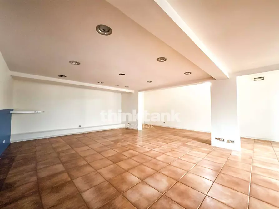 Immagine 1 di Locale commerciale in vendita  in corso sicilia a Gravina Di Catania