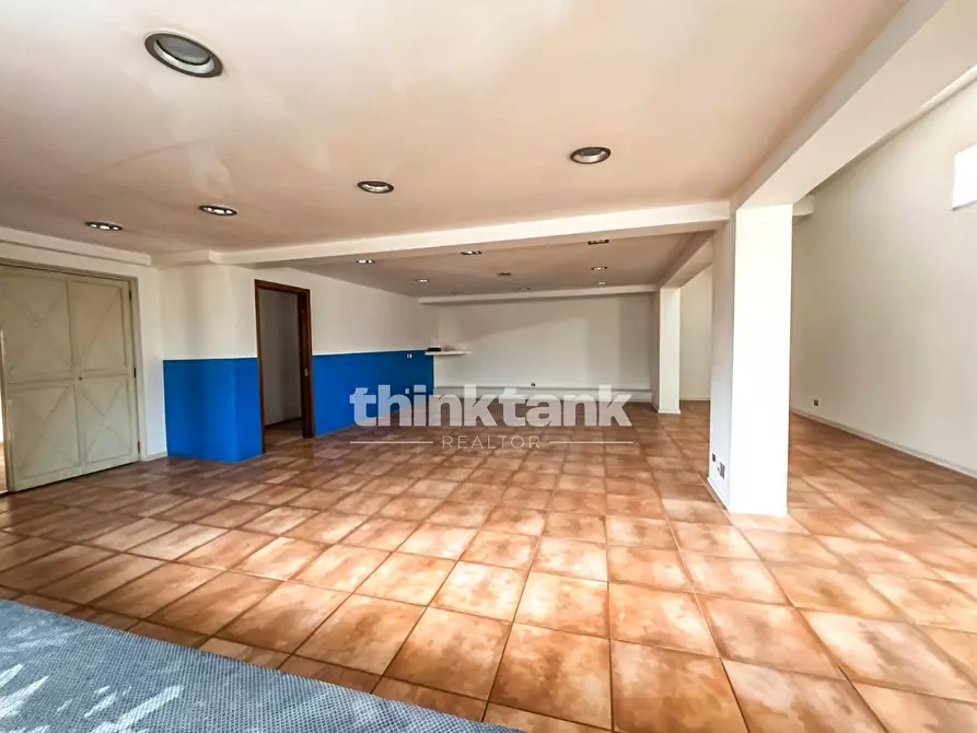 Immagine 6 di Locale commerciale in vendita  in corso sicilia a Gravina Di Catania