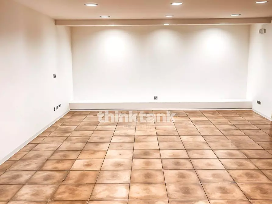 Immagine 3 di Locale commerciale in vendita  in corso sicilia a Gravina Di Catania