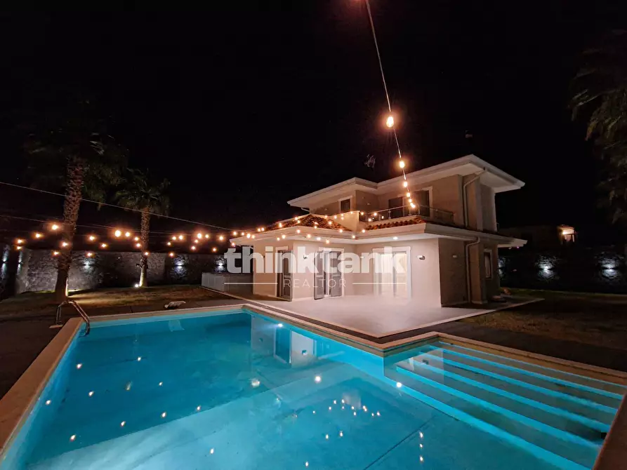 Immagine 2 di Villa in vendita  in Via Degli Iris snc a Gravina Di Catania