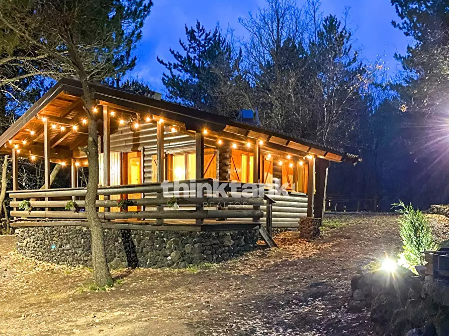 Immagine 1 di Villa in vendita  in Contrada Milia a Gravina Di Catania