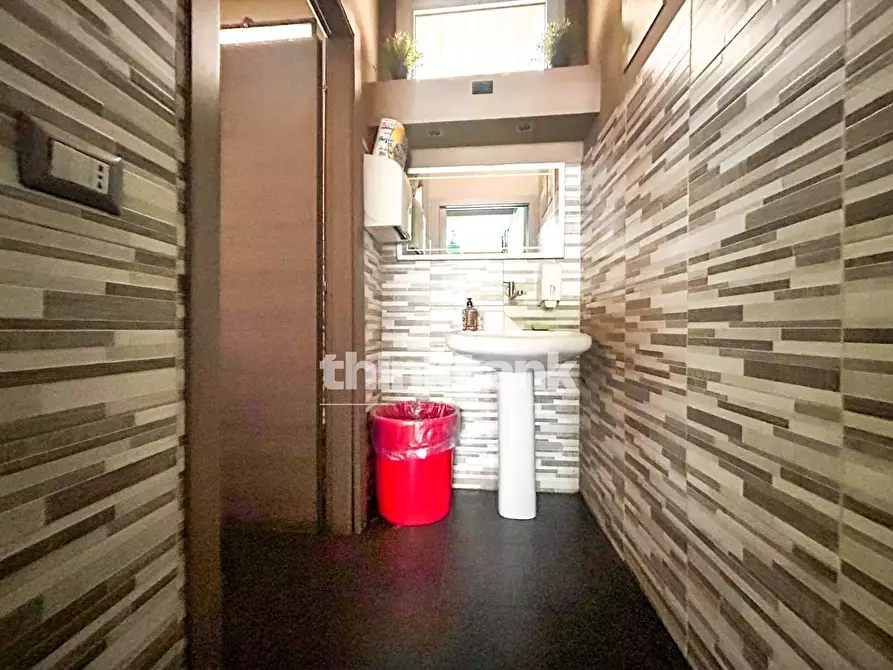 Immagine 6 di Locale commerciale in vendita  in Piazza Nettuno a Catania