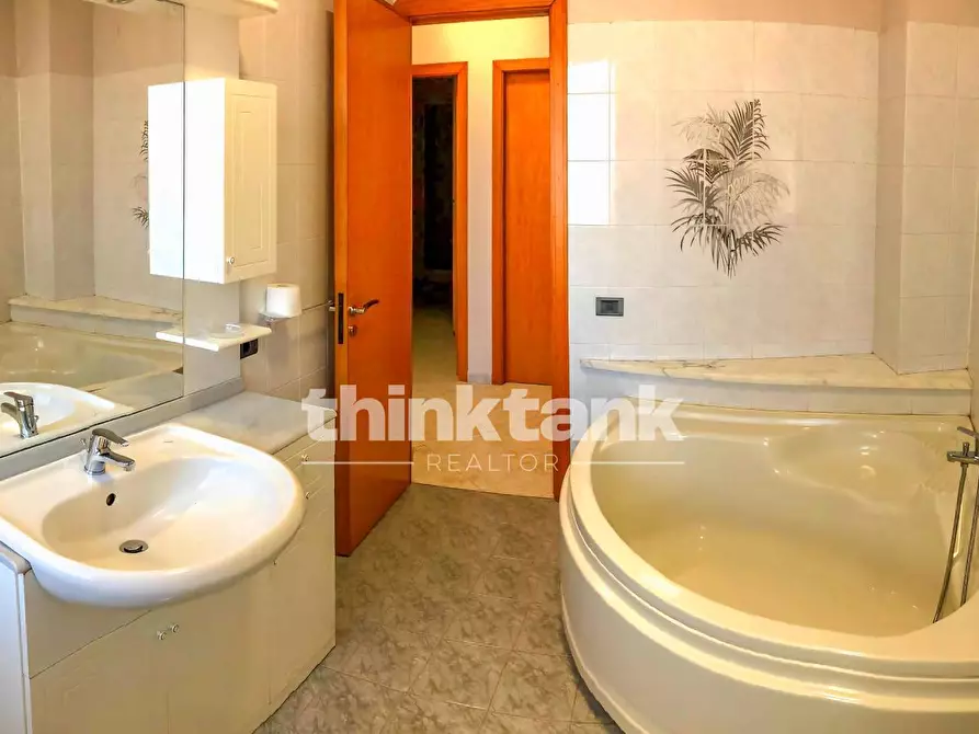 Immagine 27 di Villa in vendita  in Viale della Regione a Gravina Di Catania