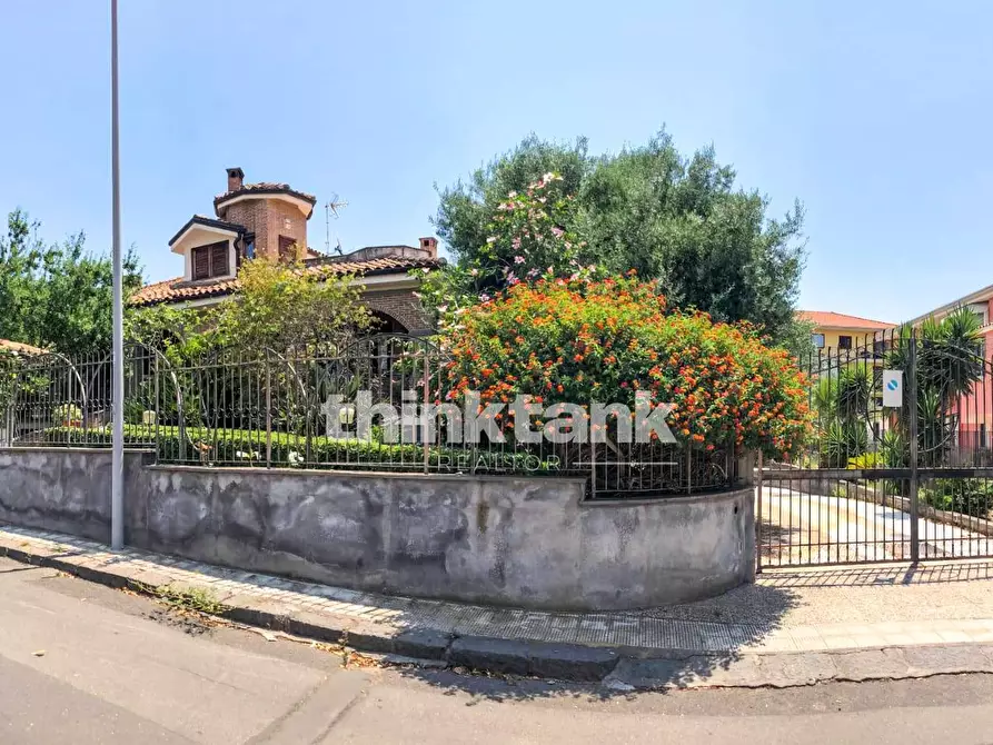 Immagine 2 di Villa in vendita  in Via Domenico Scarlatti a Camporotondo Etneo