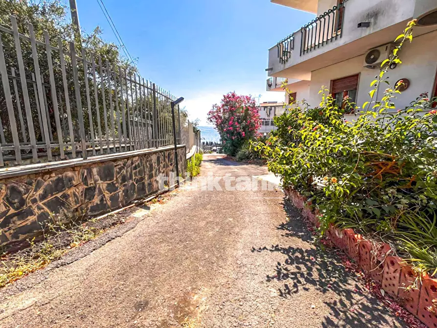 Immagine 2 di Appartamento in vendita  in Via Livorno a Aci Castello