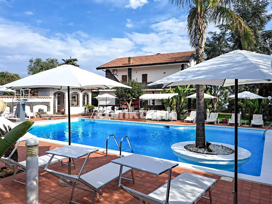 Immagine 2 di Villa in vendita  in Via Ombra a Gravina Di Catania