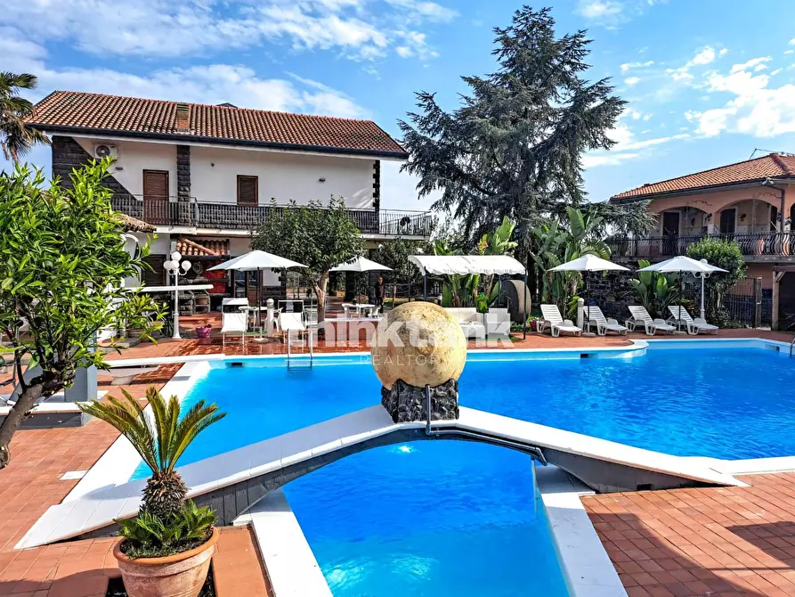 Immagine 3 di Villa in vendita  in Via Ombra a Gravina Di Catania