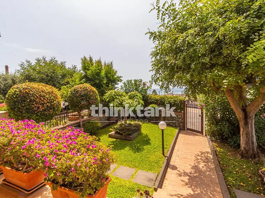 Immagine 43 di Villetta a schiera in vendita  in Via Capomulini snc a Acireale