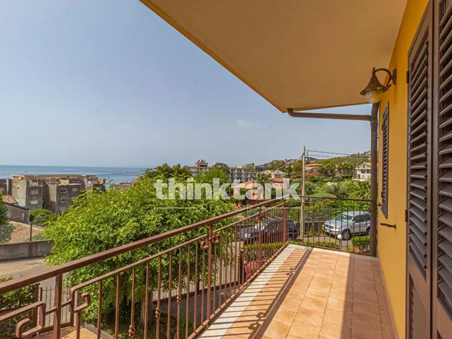 Immagine 35 di Villetta a schiera in affitto  in Via Capomulini snc a Acireale