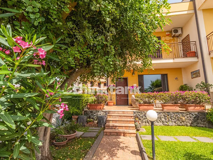 Immagine 40 di Villetta a schiera in affitto  in Via Capomulini snc a Acireale