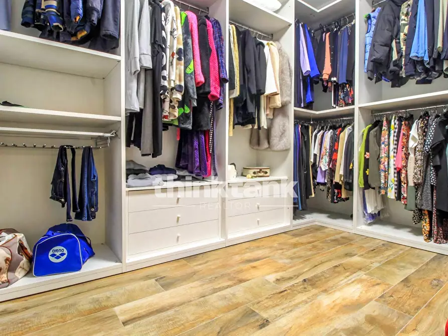 Immagine 25 di Villa in vendita  in Via Ombra a Gravina Di Catania