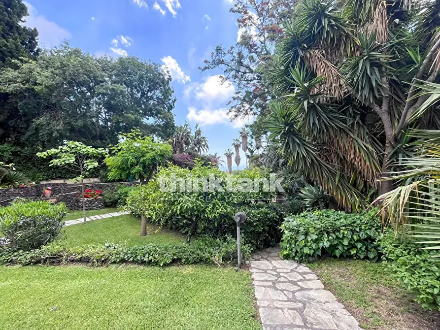 Immagine 3 di Villa in vendita  in Via G. Sanfilippo a Gravina Di Catania