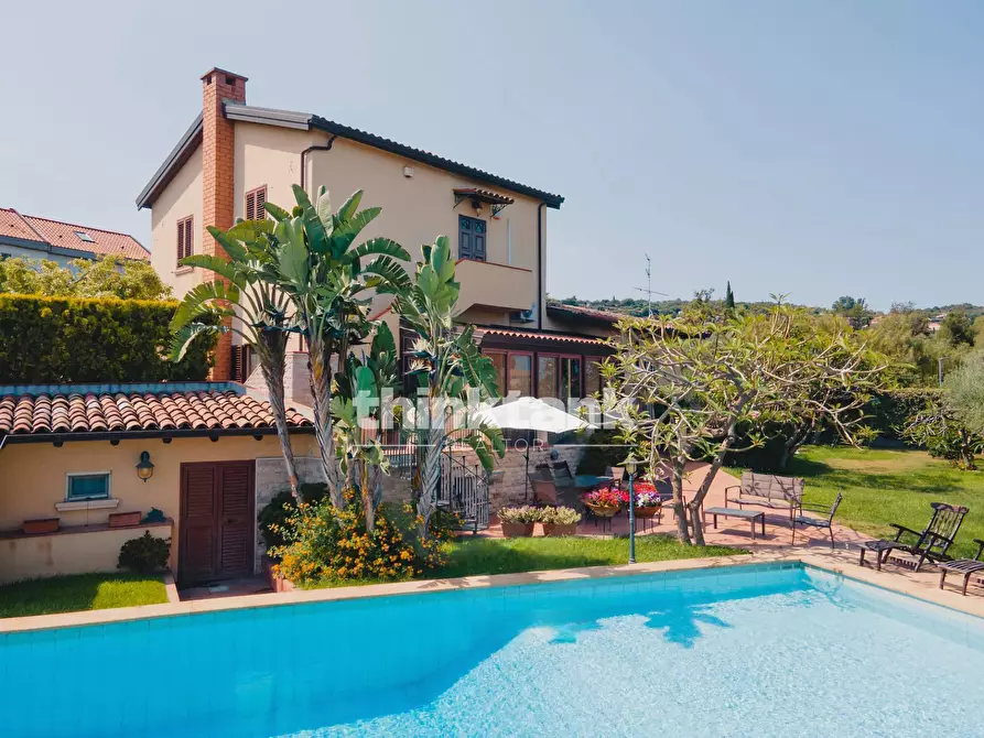 Immagine 5 di Villa in vendita  in Via Piave a San Gregorio Di Catania