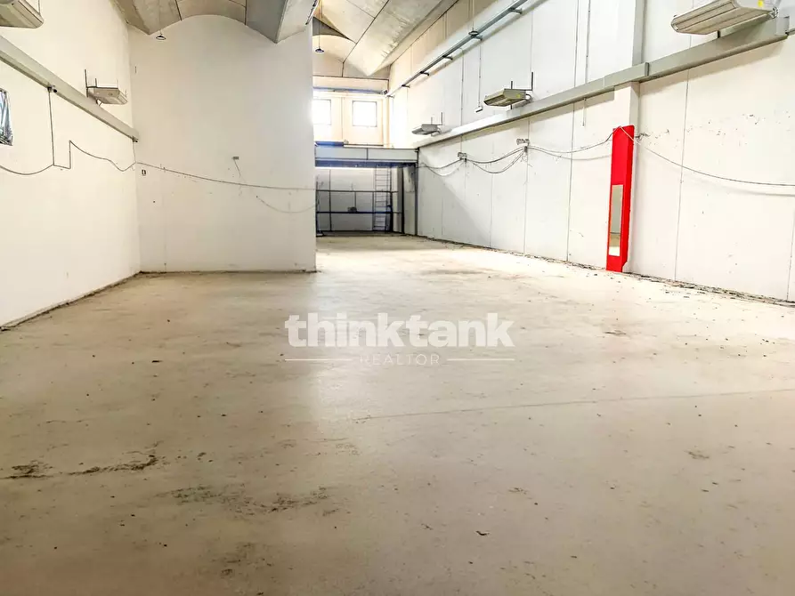 Immagine 4 di Locale commerciale in affitto  in Via Passo del Fico a Catania